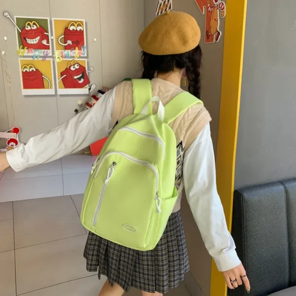 轻便双肩包